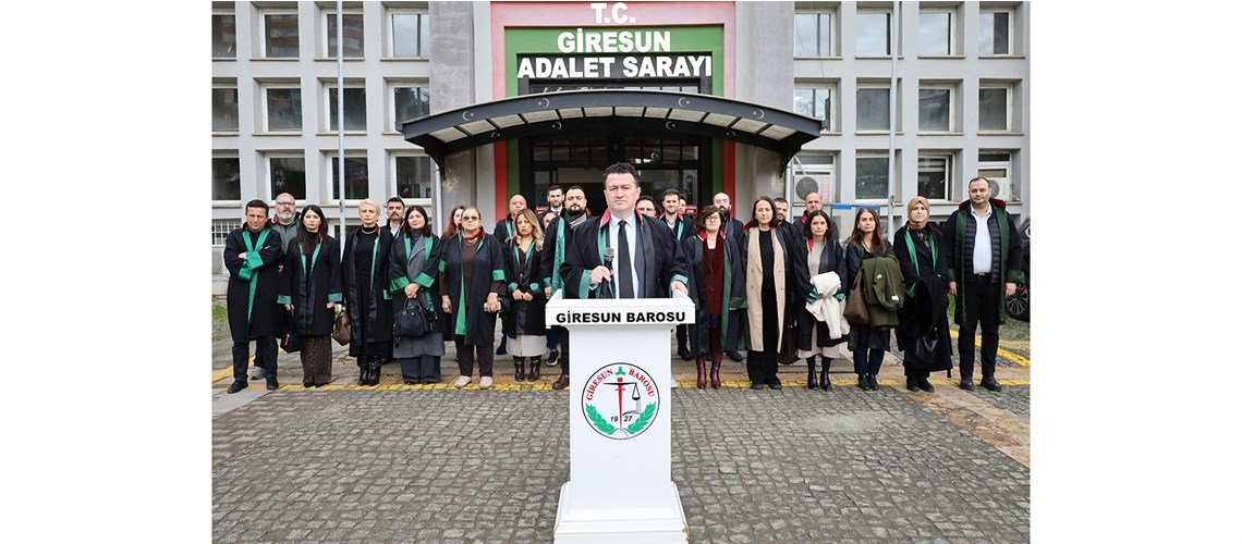 GÖREVİ BAŞINDA KATLEDİLEN MESLEKTAŞIMIZ AV.ZEKERİYA POLAT İÇİN GİRESUN ADLİYESİ ÖNÜNDE BASIN AÇIKLAMASI YAPTIK