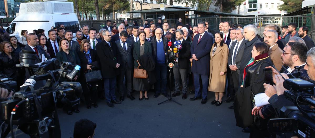 DİYARBAKIR BARO BAŞKANI İKEN KATLEDİLEN AV.TAHİR ELÇİ’NİN DURUŞMASINA VE ANMA PROGRAMINA BARO BAŞKANIMIZ AV.SONER KARADEMİR KATILDI