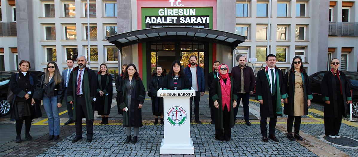 KADINA YÖNELİK ŞİDDETİN ÖNLENMESİ İÇİN ULUSLARARASI MÜCADELE GÜNÜNDE GİRESUN ADLİYESİ ÖNÜNDE BASIN AÇIKLAMASI YAPTIK